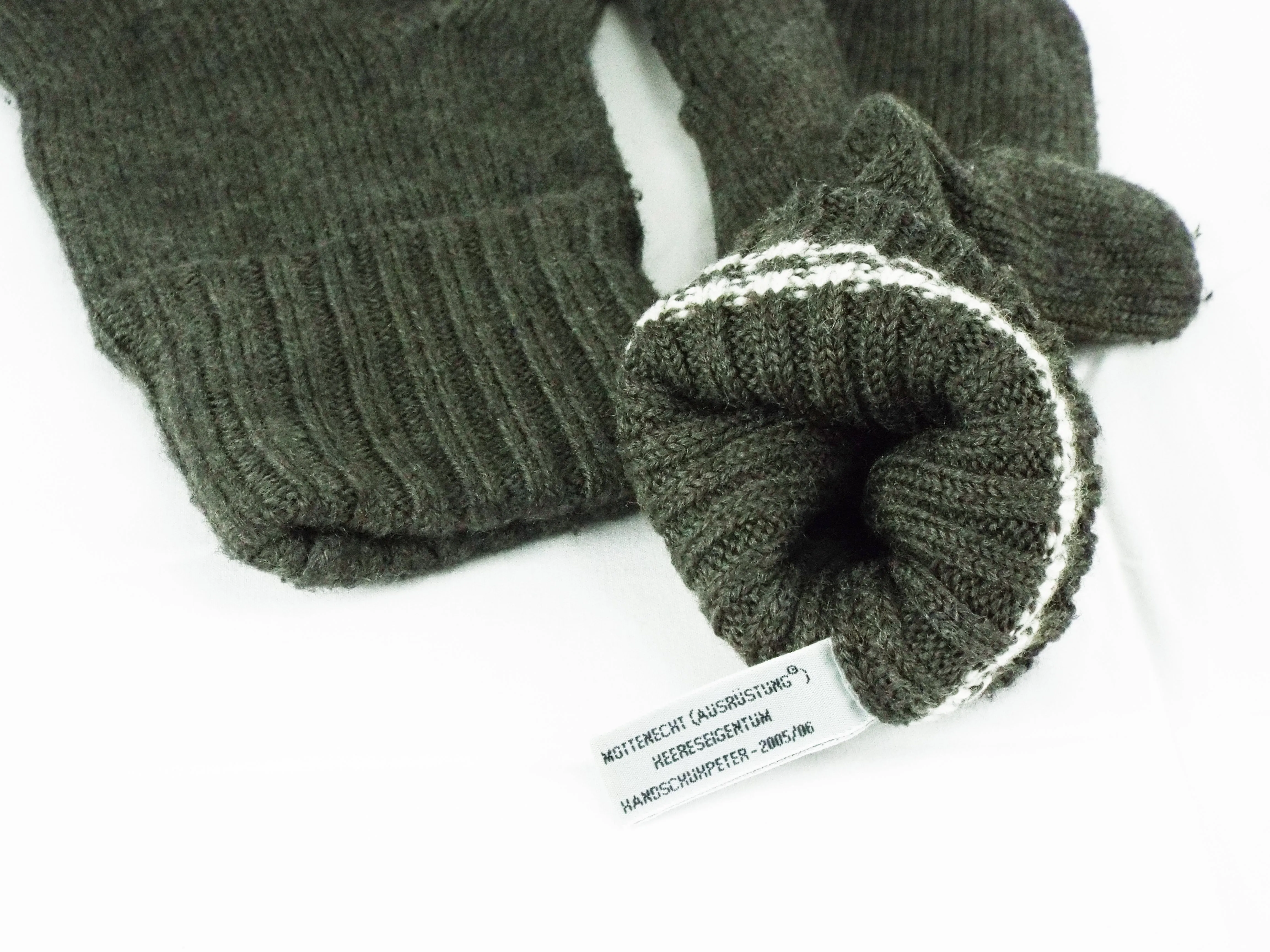 Austrian - 85% Wool Mothproof Green Mittens - Grade 1